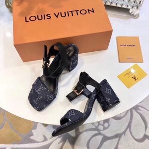 <SOLD> Shoes 7.5 never wear